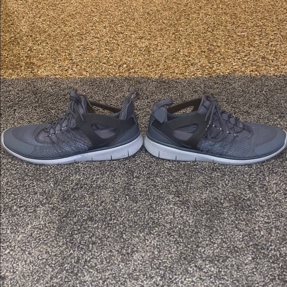 Nike Tennis Shoes - Picture 6 of 8